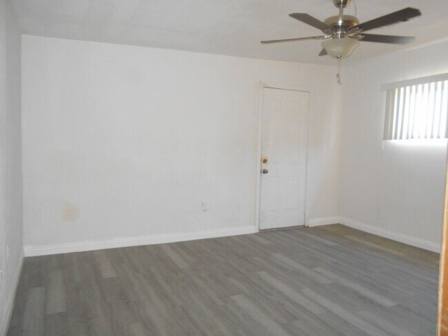 Building Photo - 2137 E St Louis Ave