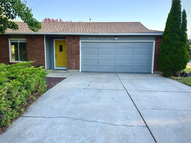 Building Photo - 3 Bedroom 2 Bathroom Single Story Home