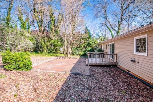 Building Photo - 2089 Rock Springs Cir