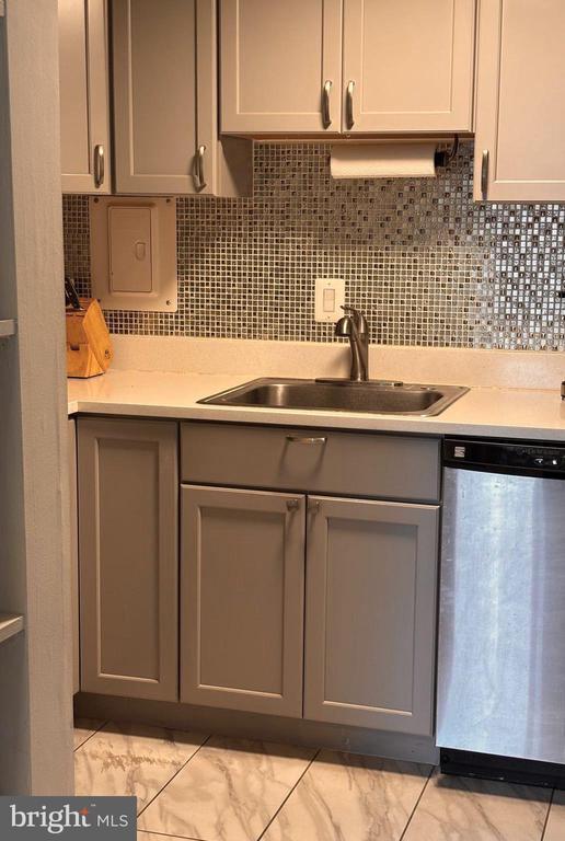 Building Photo - 2 Canterbury Square