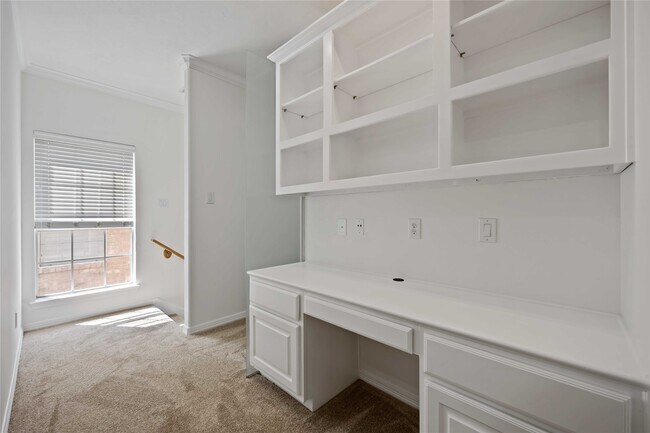 Building Photo - 2827 Briarhurst Park