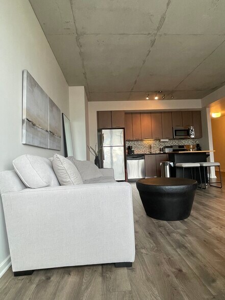 Building Photo - 659 W Randolph St