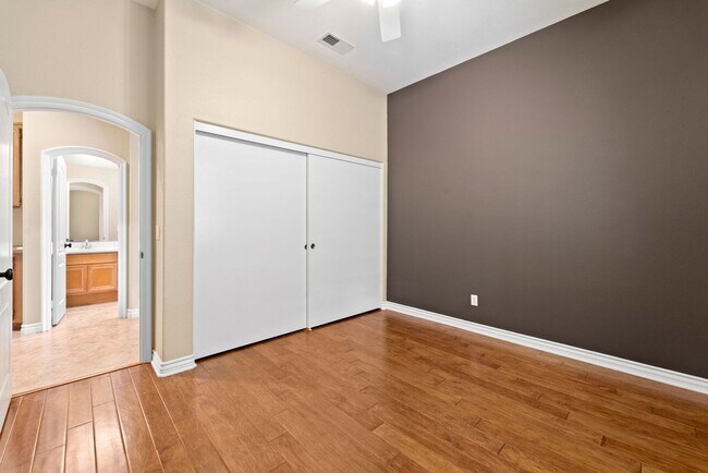 Building Photo - Beautiful & Spacious Single Level Eastlake...