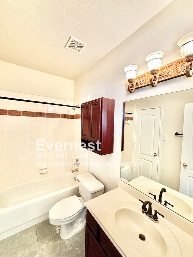 Building Photo - 4-Bedroom Home with Versatile Layout Near ...