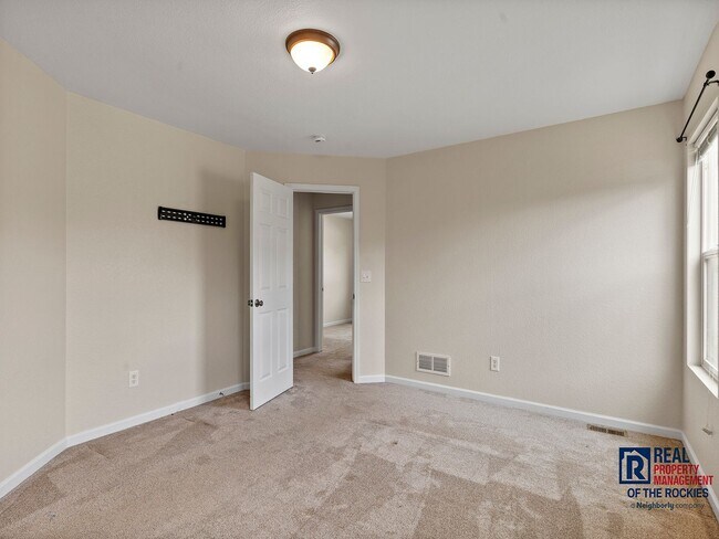 Building Photo - Charming 3 Bed, 2 Bath Home with 3-Car Gar...