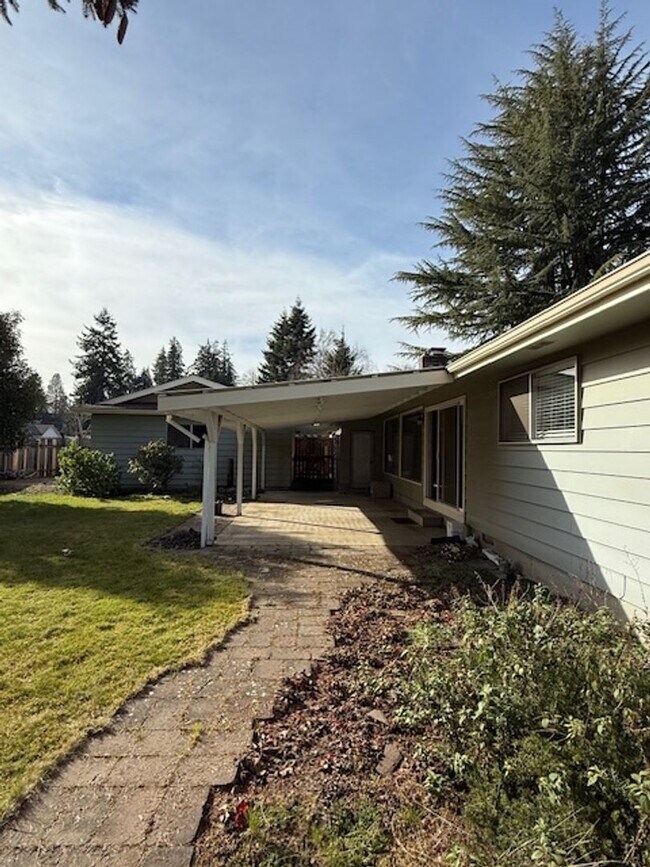 Building Photo - Amazing Freshly Updated Four Bedroom Two Bath Home In Amazing Lebanon Location!