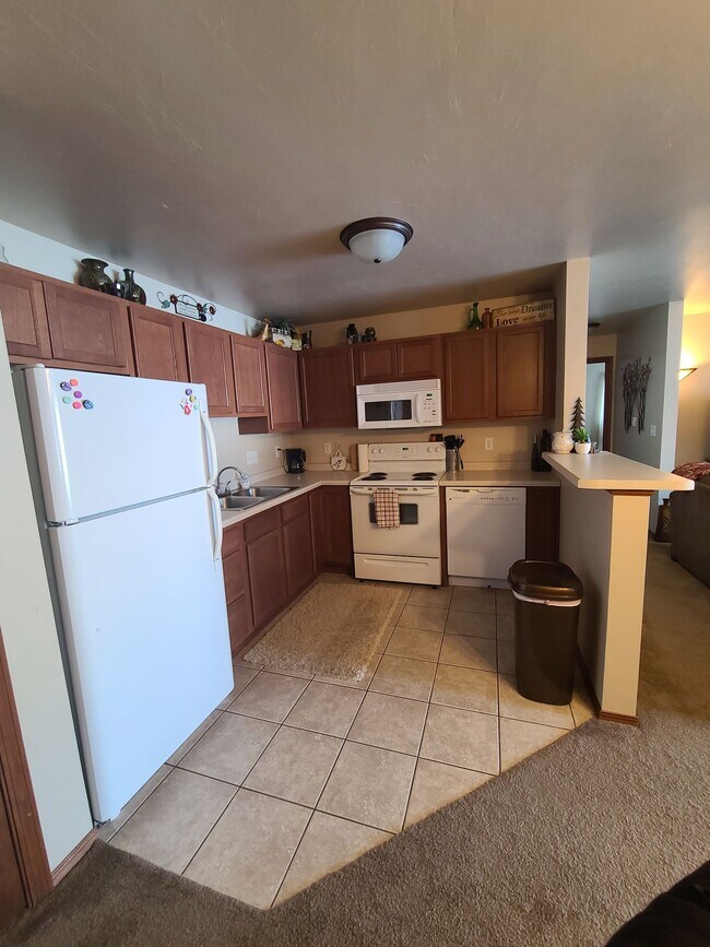 Building Photo - 1 Bed, 1 Bath 930 Sq Ft 2nd Floor