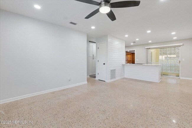 Building Photo - 863 Westgate Dr