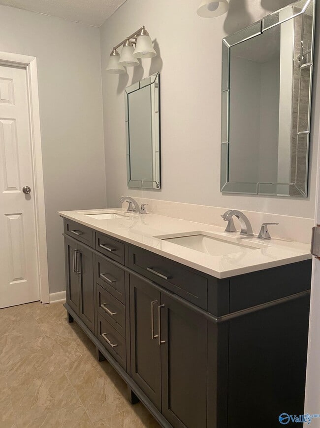 Building Photo - 1010 Council St