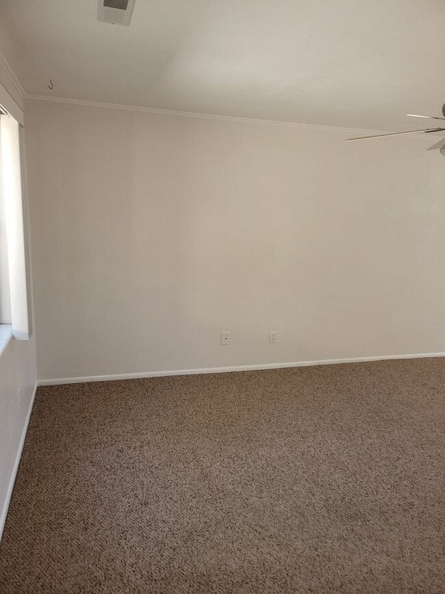 Building Photo - Charming 2 bedroom, 1.5 bathroom