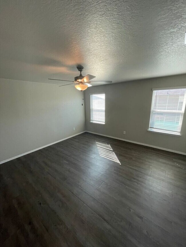 Building Photo - Don't Miss This Spacious 4-Bed, 2-Bath Home Available Now in Scott's Hollow!