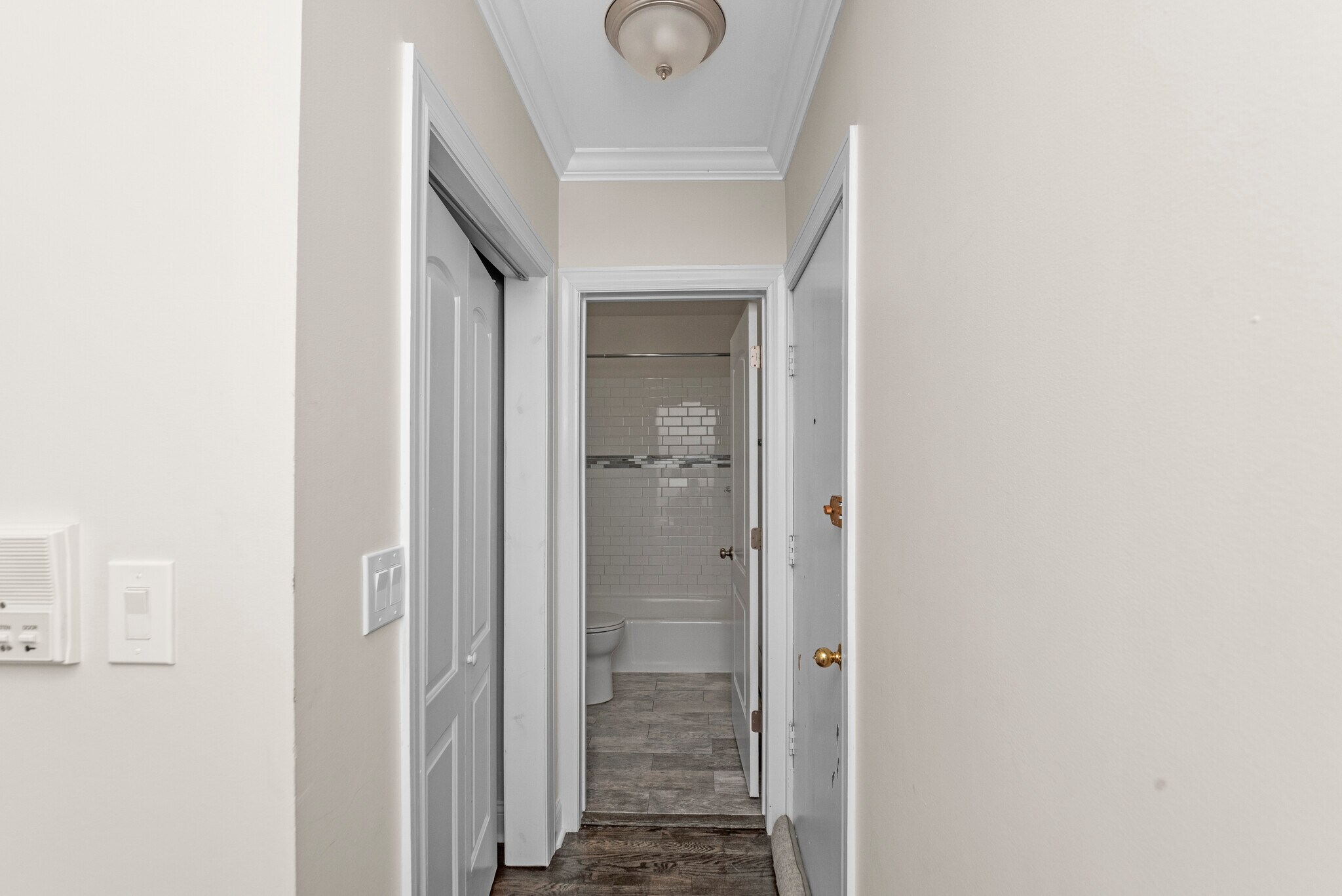 Building Photo - 917 W Waveland Ave