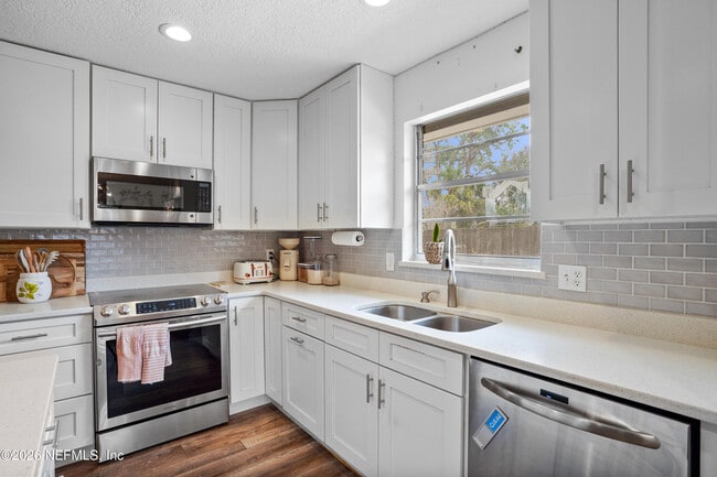 Building Photo - 6717 Lenczyk Dr