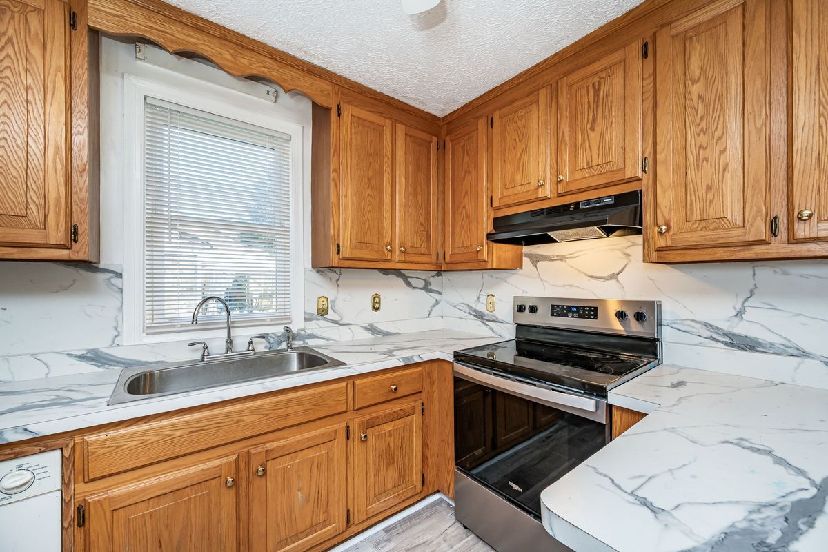 Building Photo - 7800 Tamarind Dr
