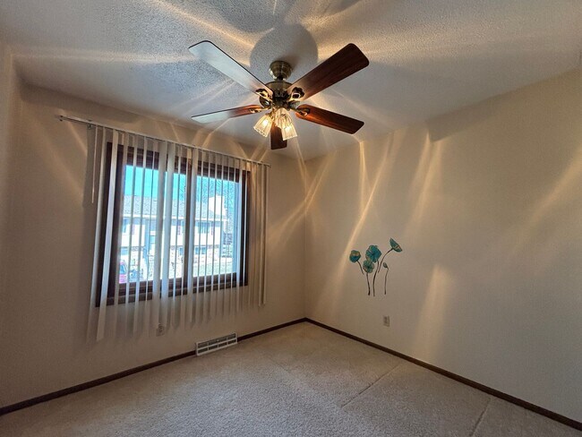 Building Photo - 4285 Evergreen Dr