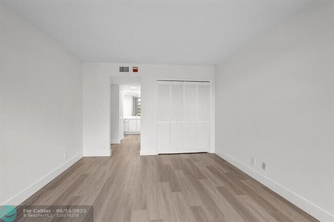 Building Photo - 3930 Oaks Clubhouse Dr