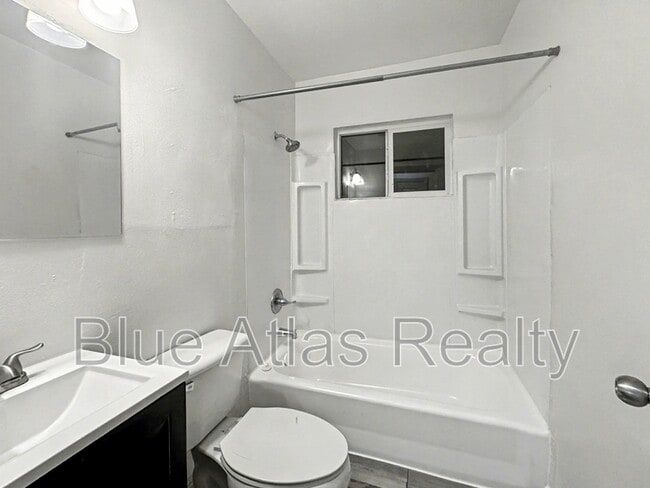 Building Photo - 5207 Spruce St