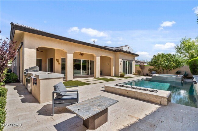 Building Photo - 5543 E Beryl Ave