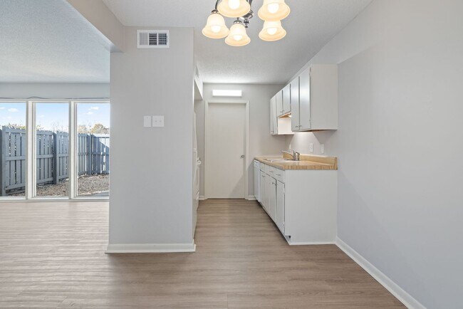 Building Photo - 203 Cougar Ridge