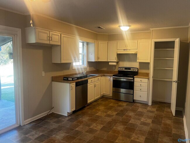 Building Photo - 151 Forest Valley Dr