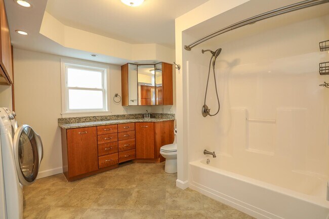 Building Photo - 32 Chapleau Ave