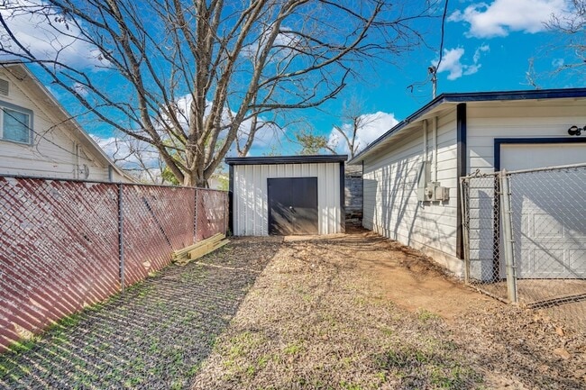 Building Photo - 413 Shaw St