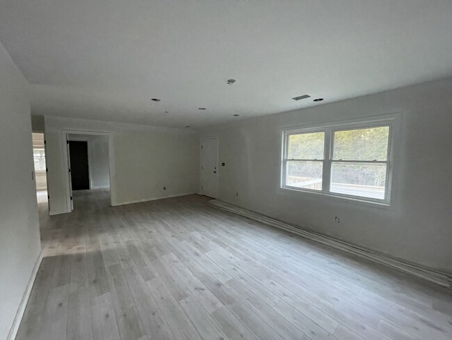 Building Photo - NEWLY RENOVATED 5 BED/5 BATH AVAILABLE DEC...