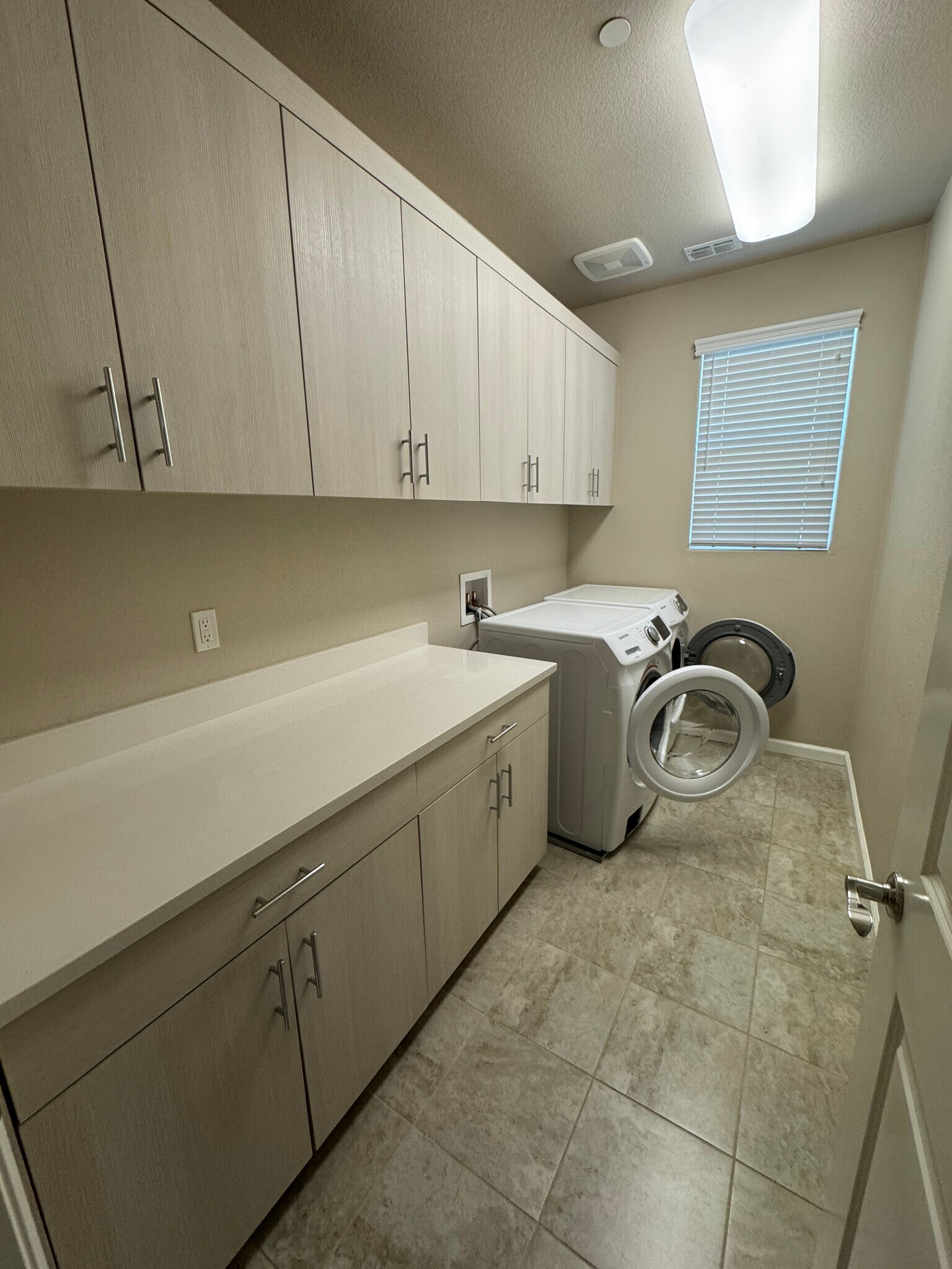 laundry room (cabinets) - 532 Aspen Pl