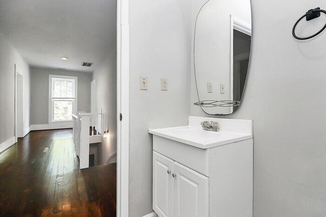 Building Photo - Charming 2nd Floor 2BD/1BA Unit on Pecan Ave!