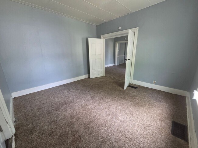 Building Photo - 2 bedroom townhouse style apartment on west side.