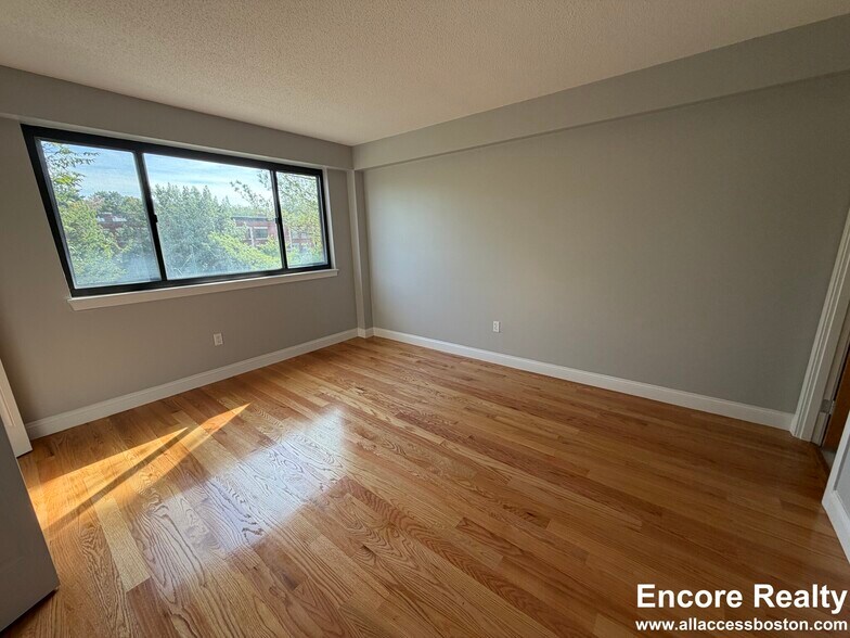 Building Photo - 1751 Beacon St