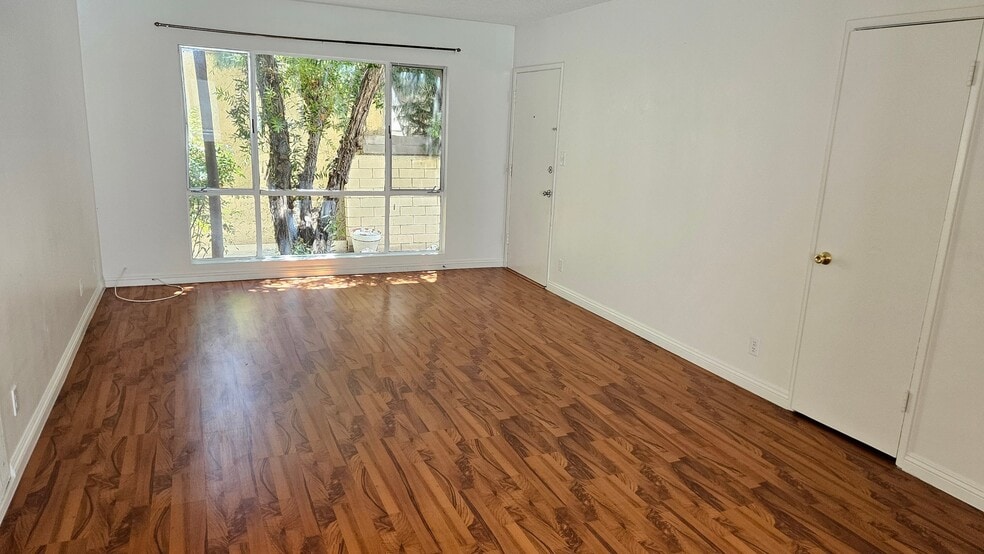 Building Photo - 638 N W Knoll Dr