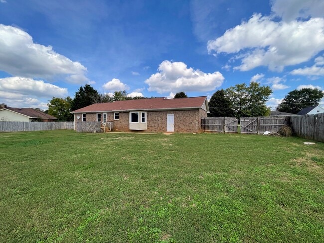 Building Photo - 112 Hazelwood Dr