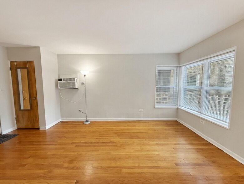 Building Photo - 6535 N Mozart St