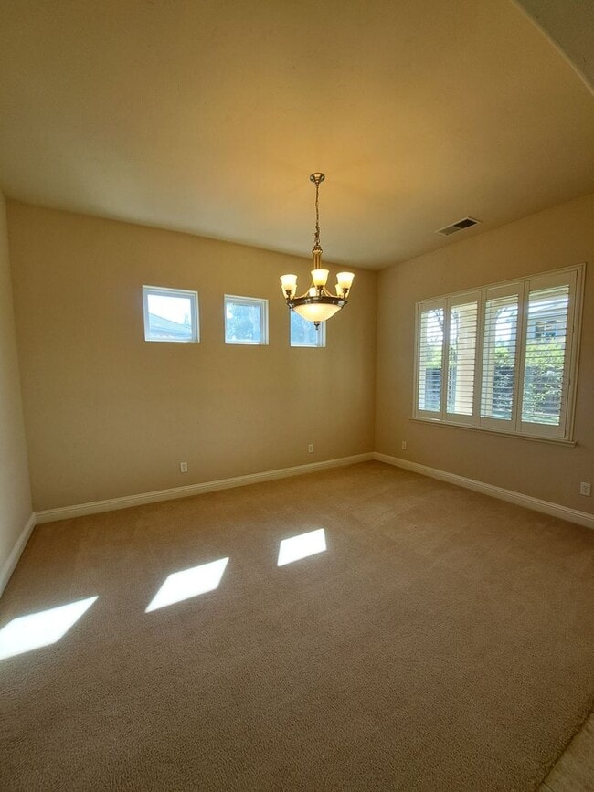 Building Photo - Charming 4 Bedroom House To Call Home!