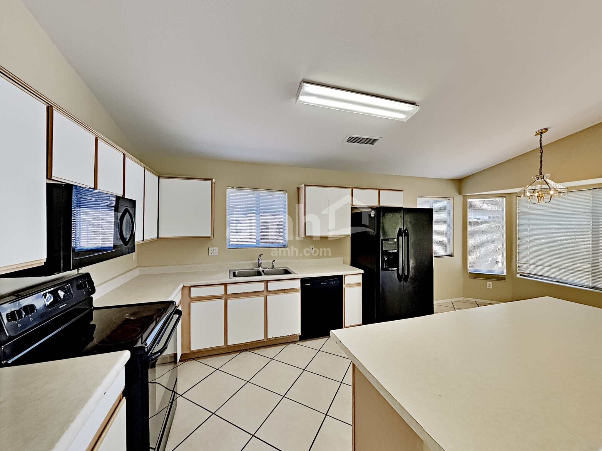 Building Photo - 8418 W Pinchot Ave