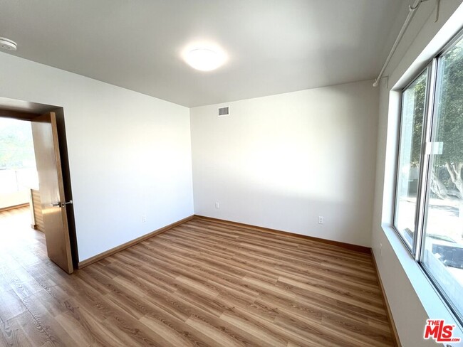 Building Photo - 503 N San Vicente Blvd
