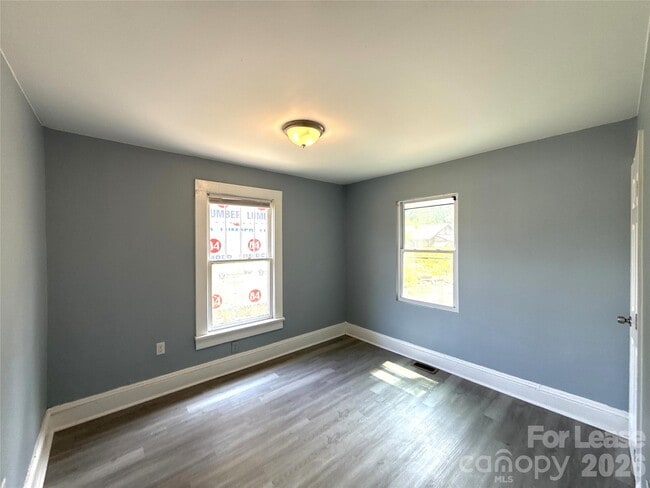 Building Photo - 207 Bradford Dr