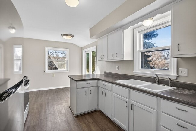 Building Photo - Great Location