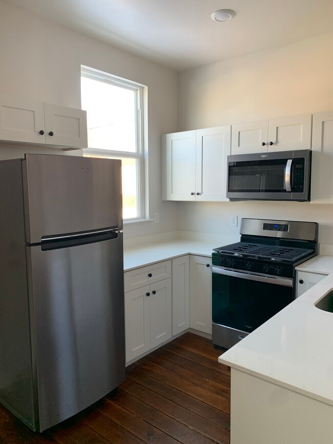 Building Photo - 128 W 9th St