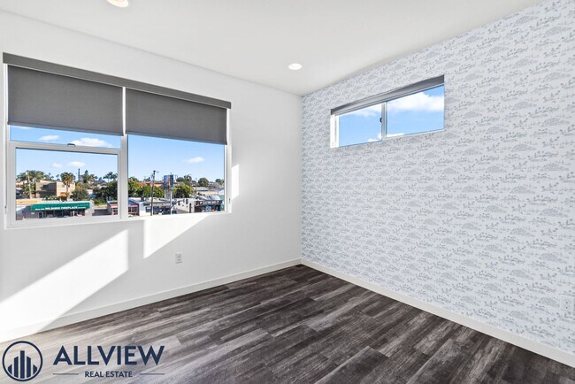 Building Photo - Beautiful three story live/work townhome i...