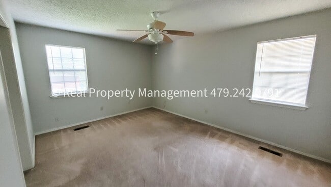 Building Photo - 106 Oak St