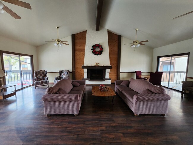 Building Photo - This one made the nice list! 2 bd. STUNNER! Hot Tub! Pet ok!