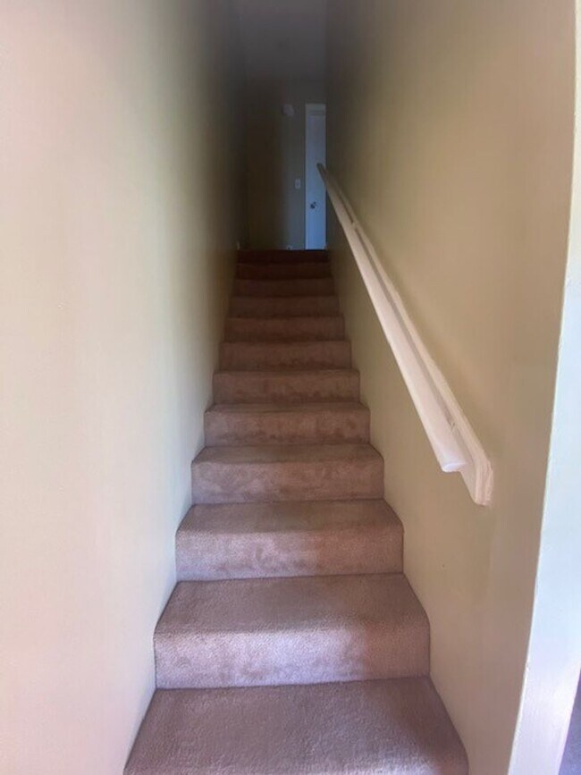Building Photo - Cute 2 bedroom 1 1/2 bath townhome