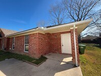 Building Photo - 931 Farmington Rd