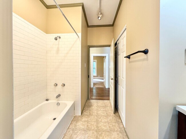 Building Photo - 2 Bedroom in College Hill Convenient to UN...