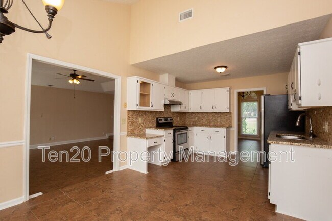 Building Photo - 11 Leah Ct