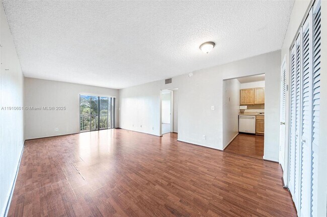 Building Photo - 405 S Pine Island Rd