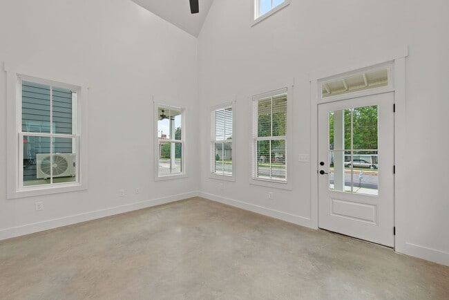 Building Photo - Like New! 2 bedroom 2 bathroom cottage sty...