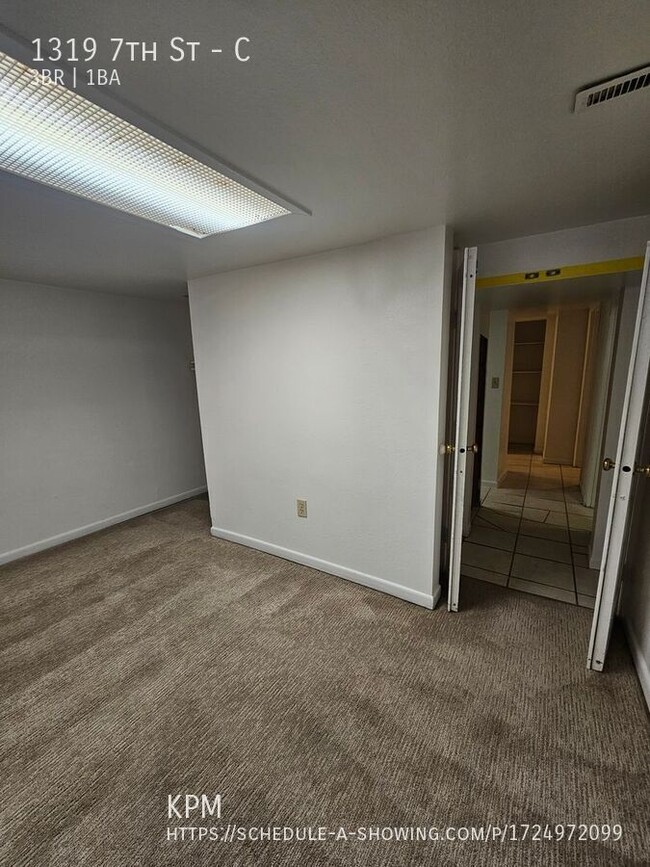 Building Photo - 3 BED | 1 BATH | APARTMENT | CENTRALLY LOC...